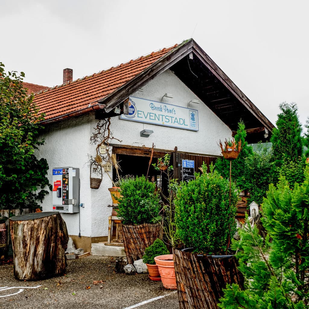 Traditionelles Veranstaltungsgebäude mit rustikalem Charme.