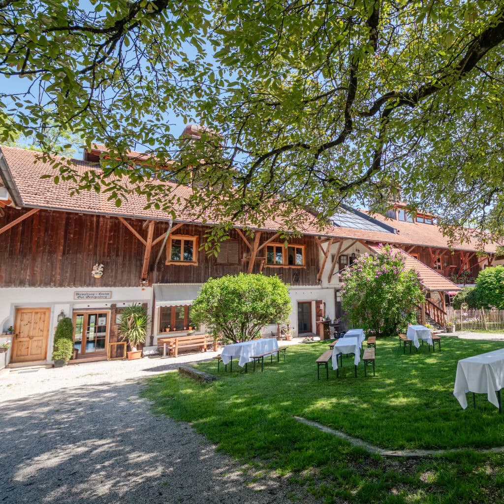 Stadtnahe Hochzeitslocation in München im idyllischen Landhausstil mit schönem Garten für Hochzeitsfeiern.