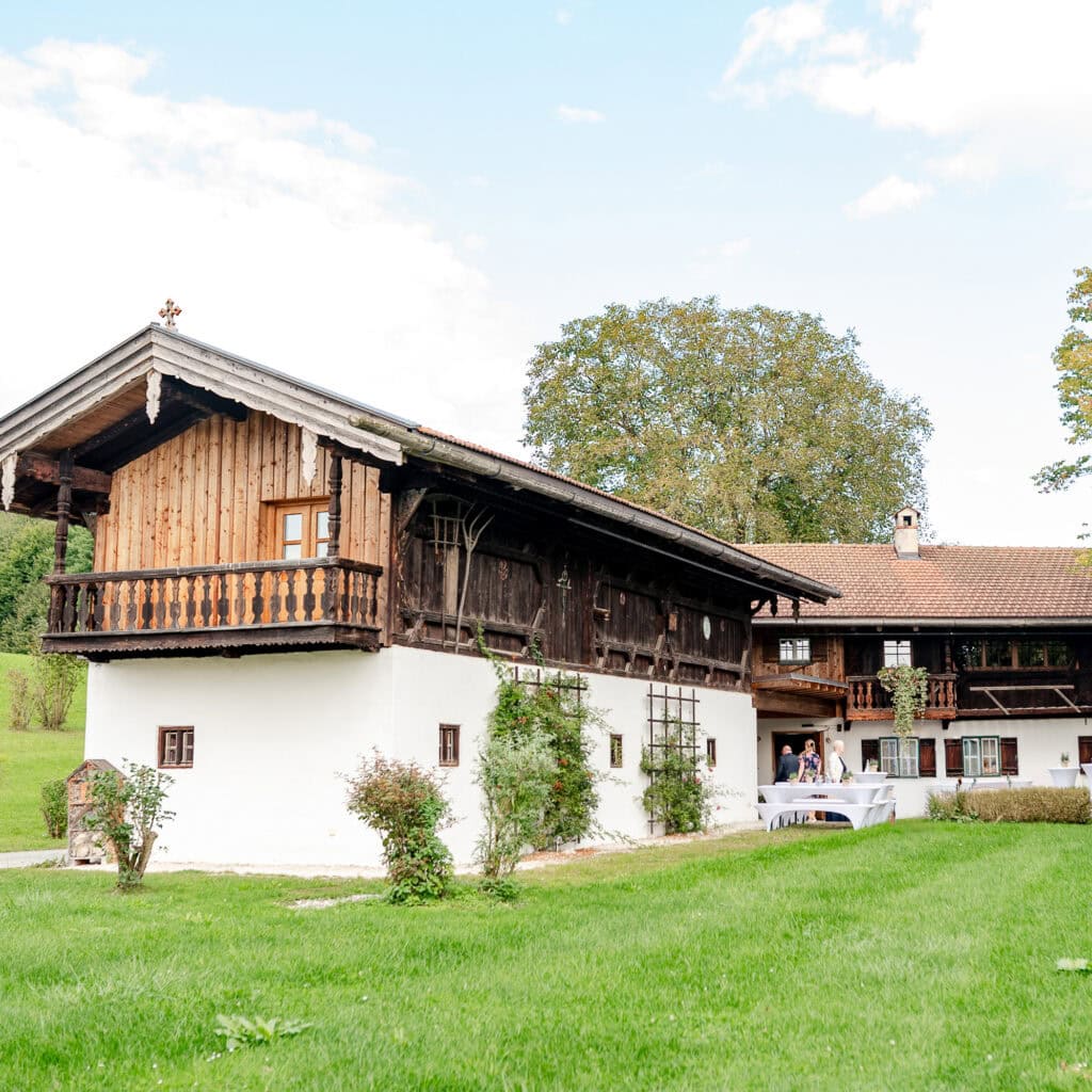 Hochzeitslocation in München mit historischem Bauernhaus, ideal für unvergessliche Hochzeiten im Grünen.