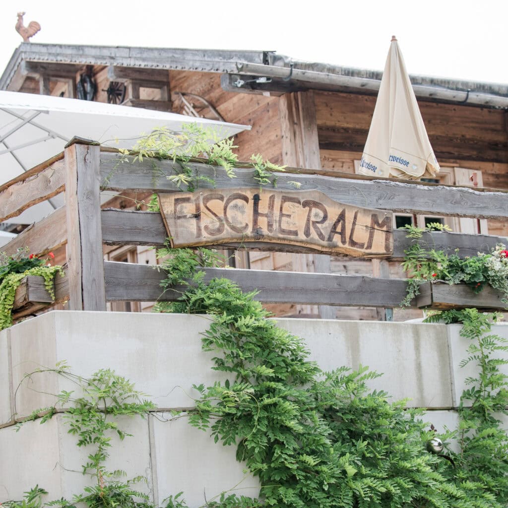 Charmante Fischeralm in München als perfekte Hochzeitslocation mit rustikalem Flair und Naturkulisse.