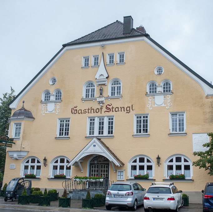 Charmantes Gasthof Stangl in München, ideal für Hochzeiten, mit traditionellem Charme und stilvollem Ambiente. Perfekt für unvergessliche Hochzeitsfeiern.