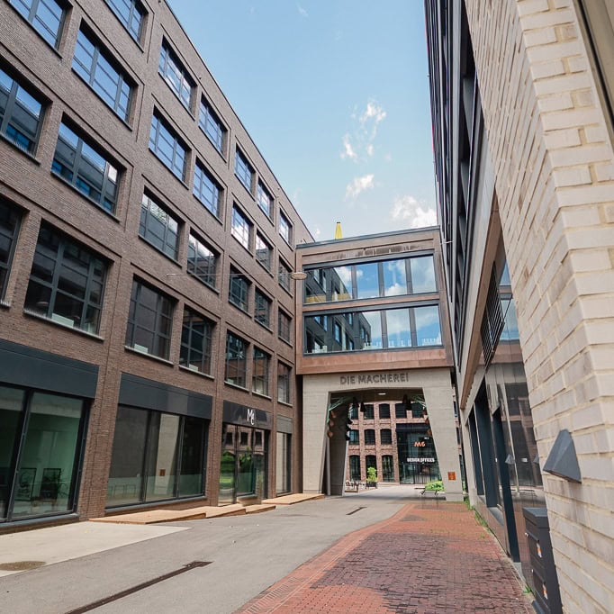 Moderne Hochzeitslocation in München mit urbanem Flair, Glasbrücken und stilvoller Architektur, ideal für unvergessliche Hochzeitsfeiern.